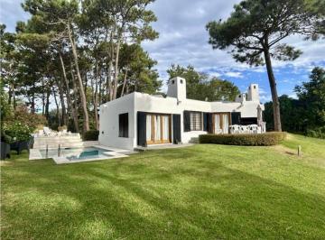 Casa · 1500m² · 4 Ambientes · 1 Cochera · Casa de 4 Ambientes con Vista Plena Al Golf