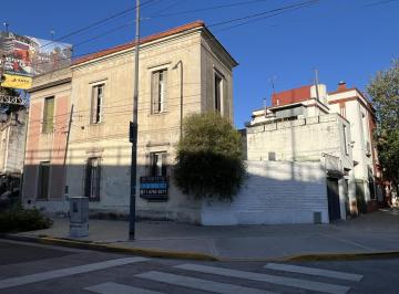 Casa · 120m² · 5 Ambientes · 1 Cochera · Casa en Esquina de 5 Ambientes - Patio con Parrilla - Cochera Cubierta