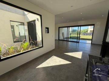 Casa · 490m² · 5 Ambientes · 3 Cocheras · Casa en Venta, Santa Emilia, Pilar del Este.