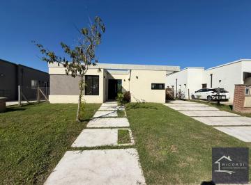 Casa · 490m² · 5 Ambientes · 3 Cocheras · Casa en Venta, Santa Emilia, Pilar del Este.