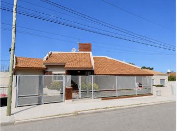Casa · 158m² · 4 Ambientes · 3 Cocheras · Casa en Venta Km 3 - Terreno de Calle a Calle