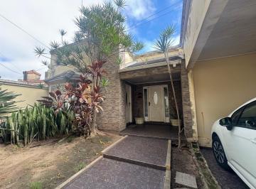 Casa · 154m² · 5 Ambientes · 1 Cochera · Casa Rafaela Castellanos 2 Dorm. Todos Los Servicios 3 Ingresos Céntrica Amplio Lote con Pilet