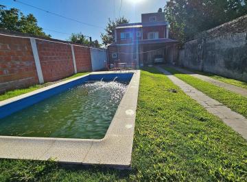 Casa · 427m² · 5 Ambientes · 1 Cochera · Casa en Mandolini Al 1700