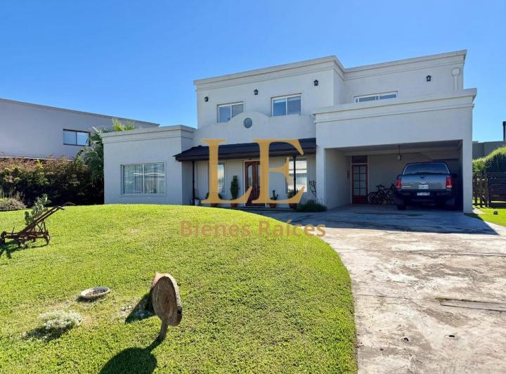 Casa · 306m² · 5 Ambientes · 4 Cocheras