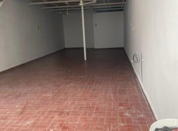 Local comercial · 200m² · 3 Ambientes · Local - Alquiler Centro