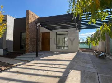 Casa · 160m² · 5 Ambientes · 2 Cocheras · Venta Casa 3 Dorm. en B° Privado
