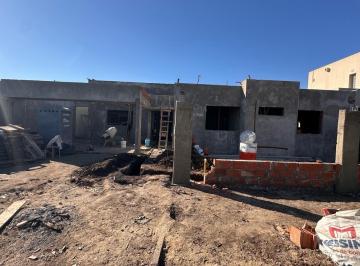 Casa · 3 Dormitorios · Venta - Casa de 3 Dorm. en Don Mateo, Funes.