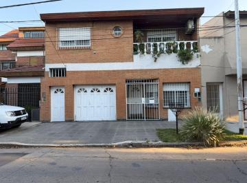 PH · 151m² · 4 Ambientes · 1 Cochera · Venta PH en Caseros 4 Ambientes con Garage