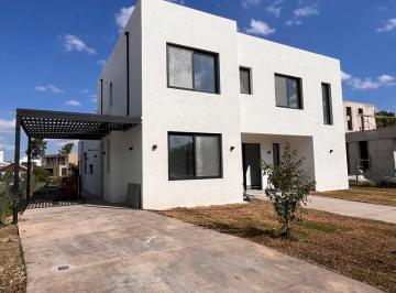 Casa · 270m² · 5 Ambientes · 2 Cocheras · Casa en Venta en Laguna Grande, Villanueva, Tigre