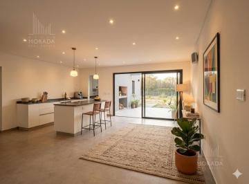 Casa · 580m² · 4 Ambientes · 3 Cocheras · Casa en Venta en Pilar, Barrio Santa Lucia, Pilar del Este