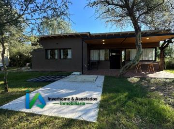 Casa · 210m² · 5 Ambientes · 4 Cocheras · Casa a La Venta en Villa de Las Rosas
