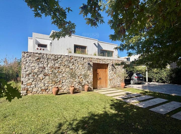 Casa · 350m² · 7 Ambientes · 2 Cocheras