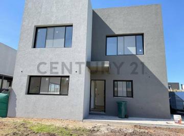 Casa · 6 Ambientes · 4 Cocheras · Destacada Casa de 6 Cuartos en Lagoon