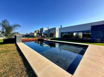 Casa · 161m² · 6 Ambientes · 2 Cocheras · Casa en Puerto Roldán