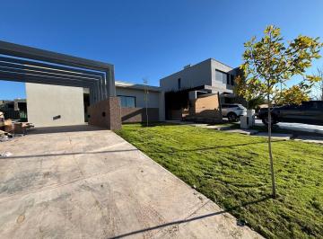 Casa · 500m² · 5 Ambientes · 2 Cocheras · Casa a Estrenar Tierras Altas