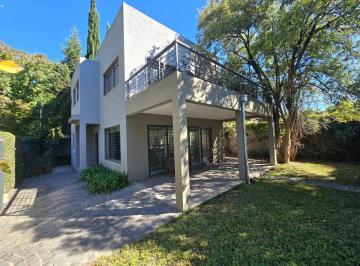 Casa de 4 ambientes, San Isidro · Excelente Ubicación - Moderna Casa Racionalista - 4 Amb - Jardín - 6 Años Antiguedad