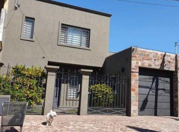 Casa · 135m² · 4 Ambientes · 2 Cocheras · Casa en Venta en Quilmes Oeste