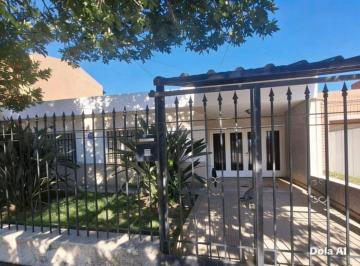 Casa · 172m² · 11 Ambientes · 2 Cocheras · Vendo Casa de 3 Dormit en Barrio Los Naranjos