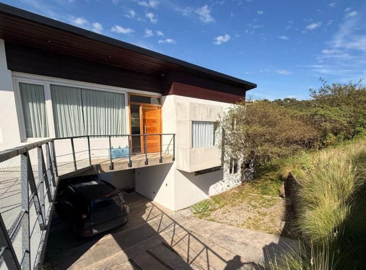 Casa · 200m² · 8 Ambientes · 2 Cocheras