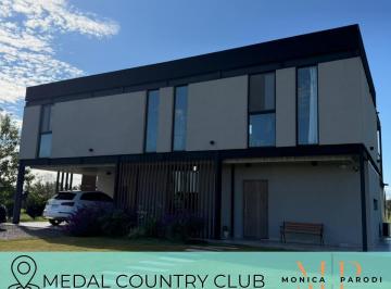 Casa · 260m² · 6 Ambientes · 2 Cocheras · Casa en Venta en Pilar en Medal Country Club con Vista Al Golf