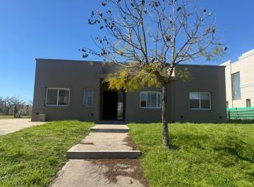 Casa · 185m² · 5 Ambientes · 2 Cocheras · Casa en Venta / Alquiler Una Planta 3 Dorm. Jardín Lote Interno Puertos Vistas / Escobar