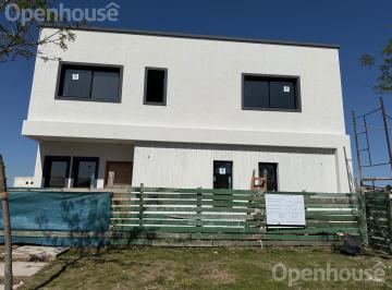 Casa · 185m² · 4 Ambientes · 2 Cocheras · Casa en Barrio San Pablo!