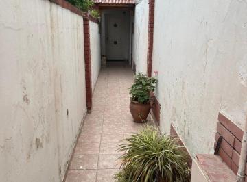 Casa · 118m² · 5 Ambientes · Pje. Cortes Al 4000 - Venta Pasillo Unico