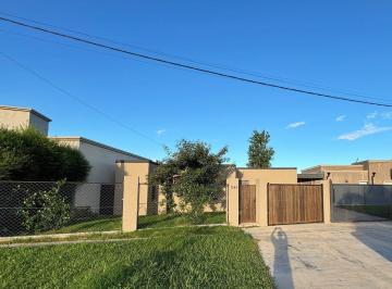Casa · 90m² · 4 Ambientes · Casa de 2 Dorm. - Funes Town