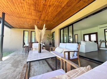 Casa · 168m² · 5 Ambientes · 4 Cocheras · Casa en Alquiler Canton Norte Hermoso Jardin y Piscina