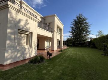 Casa · 1500m² · 20 Ambientes · 8 Cocheras · Residencias Chacras de Coria