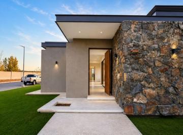 Casa · 220m² · 7 Ambientes · 2 Cocheras · Tierras Altas