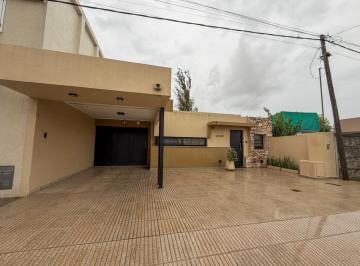 Casa · 200m² · 5 Ambientes · 2 Cocheras · Casa de 3 Dorm. con Galería y Piscina