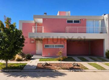 Casa · 255m² · 8 Ambientes · Casa Moderna en Barrio Privado Sol de Carrodilla