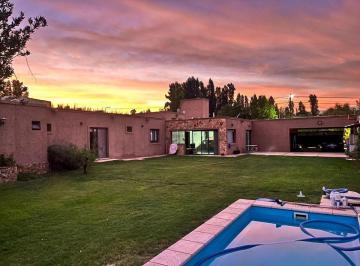 Casa de 6 ambientes, Guaymallén · Casa Premium en Barrio Privado | 800 m² | Quincho con Departamento Independiente + Pileta