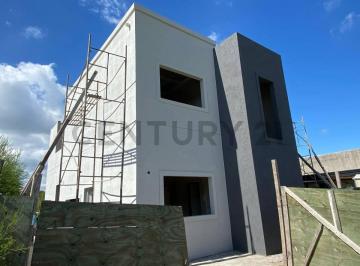 Casa · 170m² · 5 Dormitorios · 4 Cocheras · Casa de 5 Cuartos en Santa Sofia