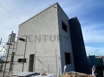 Casa · 170m² · 5 Dormitorios · 4 Cocheras · Casa de 6 Ambientes en Santa Sofia