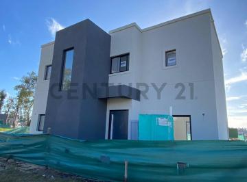 Casa · 170m² · 5 Dormitorios · 4 Cocheras · Casa de 6 Ambientes en Santa Sofia