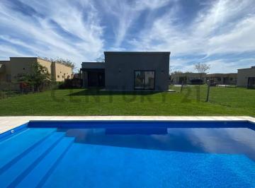 Casa · 170m² · 4 Ambientes · 3 Cocheras · Casa con Pileta Parquizada en San Ramon
