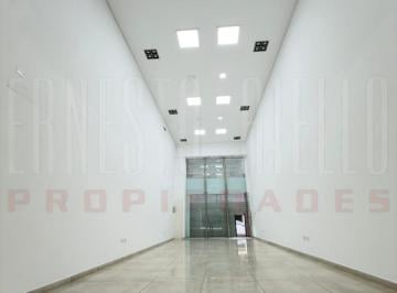 Local comercial · 169m² · ¡Alquiler Excelente Local de Doble Altura en Berazategui Centro!