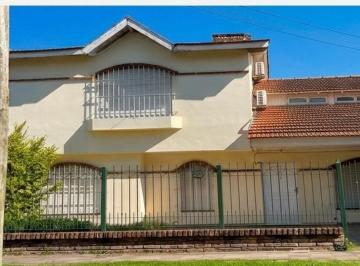 Casa · 1m² · 4 Ambientes · Venta Chalet en Esquina con 3 Dorm., Garage y Patio, Sarmiento 1508 - Monte Grande