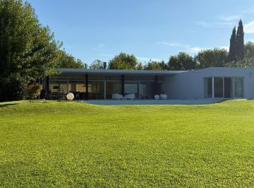 Casa · 335m² · 3 Dormitorios · 8 Cocheras · Casa en Pilar