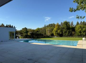 Casa · 335m² · 3 Dormitorios · 8 Cocheras · Casa en Pilar