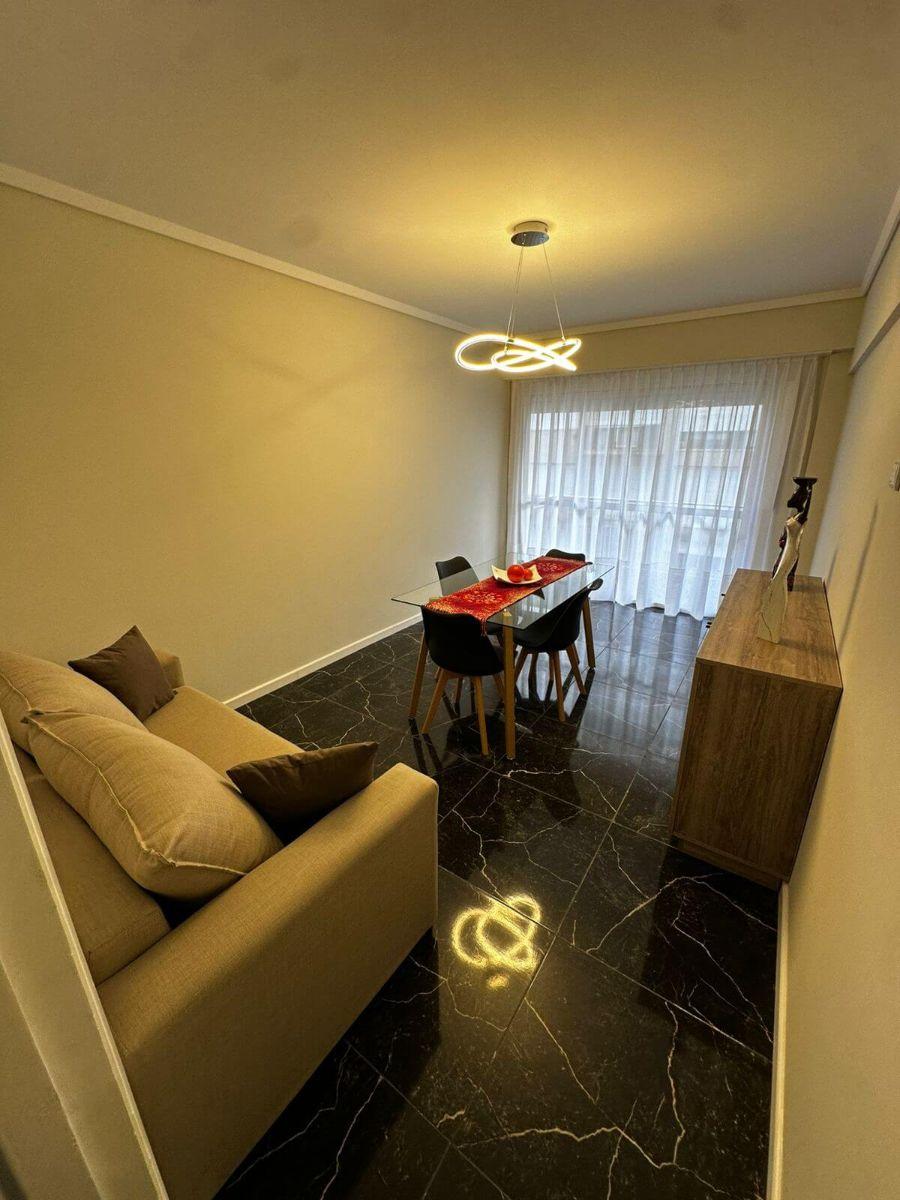 Depto 2 amb, 40m² con balcón a la calle — Centro