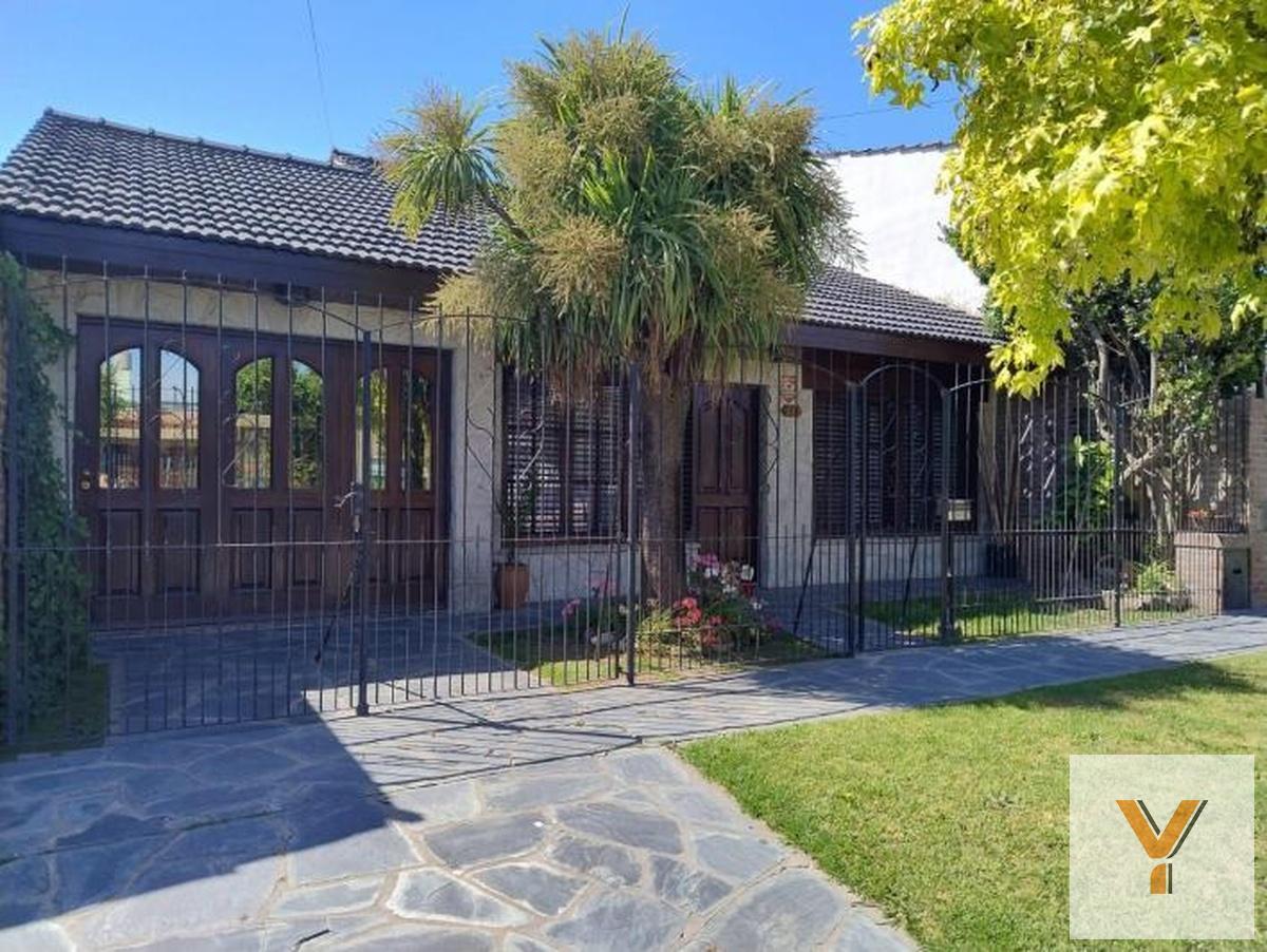 Casa 2 dorm, 130m² con cochera para 2 autos — Armenia