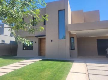 Casa de 6 ambientes, Carrodilla · Fabulosa Casa en El Estupendo B° Gran Boedo, Luján de Cuyo (Mendoza)
