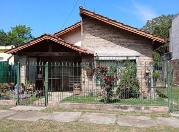 Casa · 128m² · 5 Ambientes · 1 Cochera · Casa en Venta - 3 Dorm. 2 Baños - 421 m² - Moreno