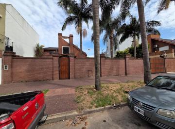 Casa · 220m² · 7 Ambientes · 3 Cocheras · Casa 6 Amb. C/patio Frente y Contrafrente, quincho y Terraza