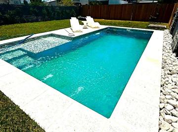 Casa de 2 ambientes, La Plata · Casa en Venta en La Plata (101 m² Cub. Piscina, Amueblada, Oportunidad por Viaje).