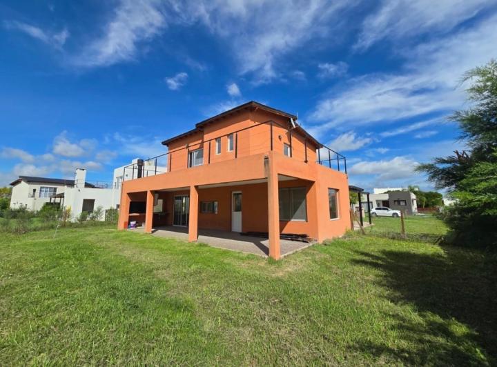Casa · 130m² · 4 Ambientes · 2 Cocheras