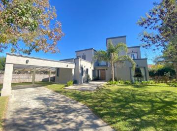 Casa · 220m² · 5 Ambientes · 2 Cocheras · Casa en La Alameda